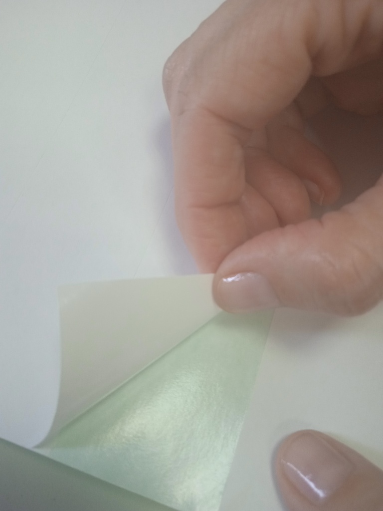 Papel Autoadhesivo Blanco con Corte Trasero